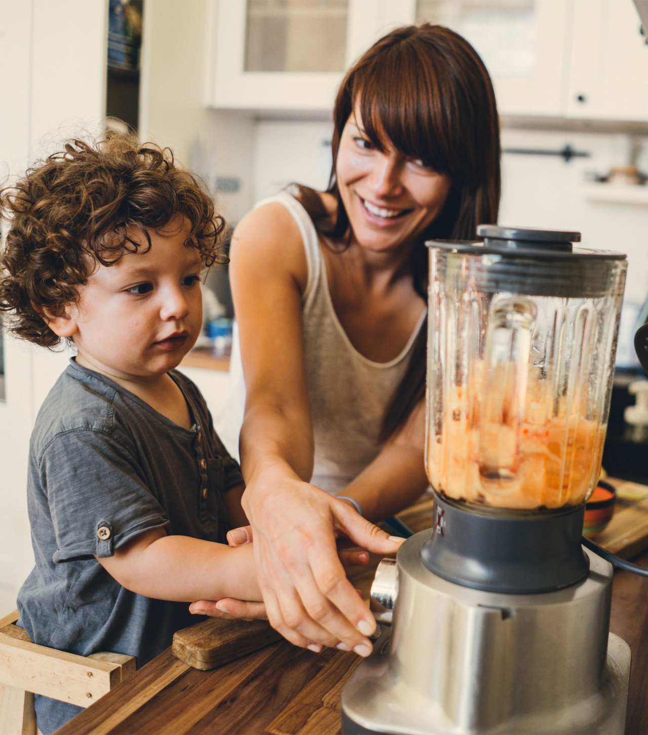 Sunquick customer image - mother mixing juice