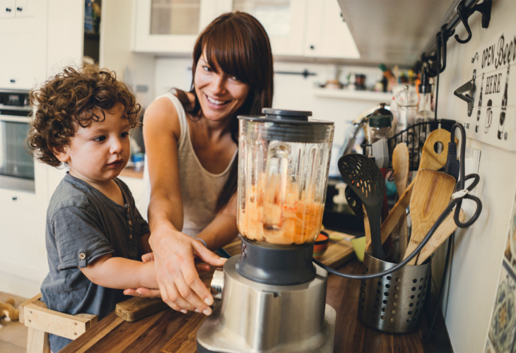 Sunquick customer image - mother mixing juice