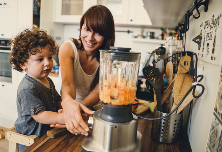 Sunquick customer image - mother mixing juice