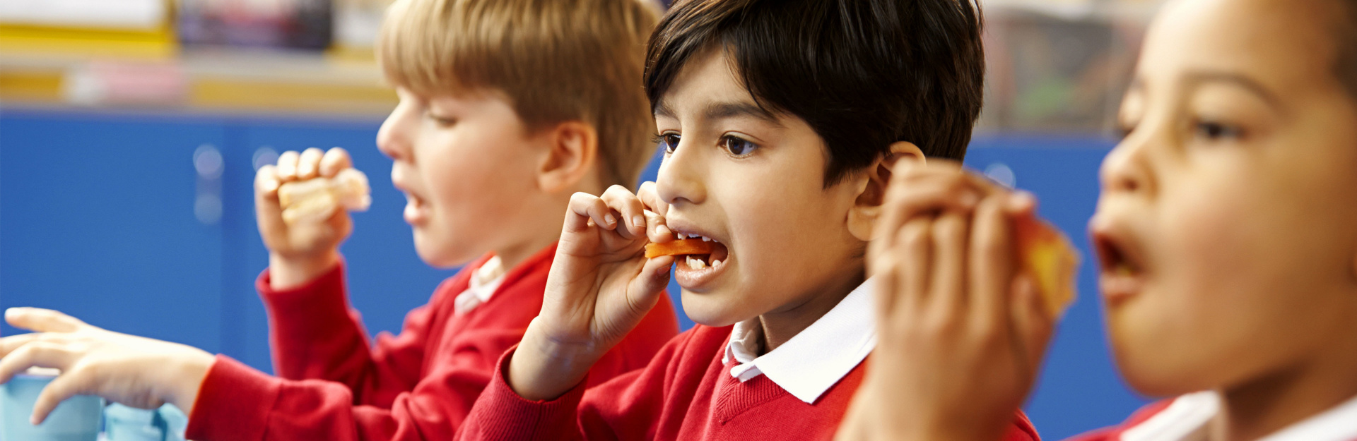 Sunquick customer image - boys eating in school