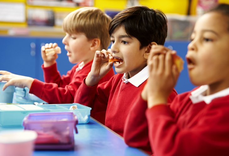 Sunquick customer image - boys eating in school